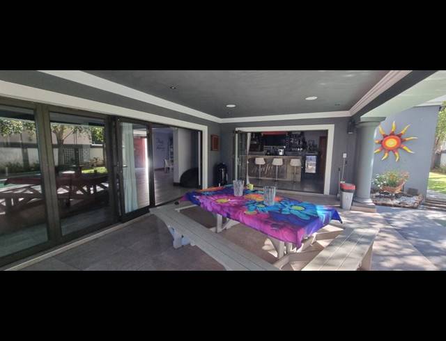 6 BEDROOM HOUSE FOR SALE IN HEUWELSIG ESTATE